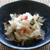 【残暑も海藻でミネラル補給～海苔を使った簡単料理】オニオンスライス梅のり和え