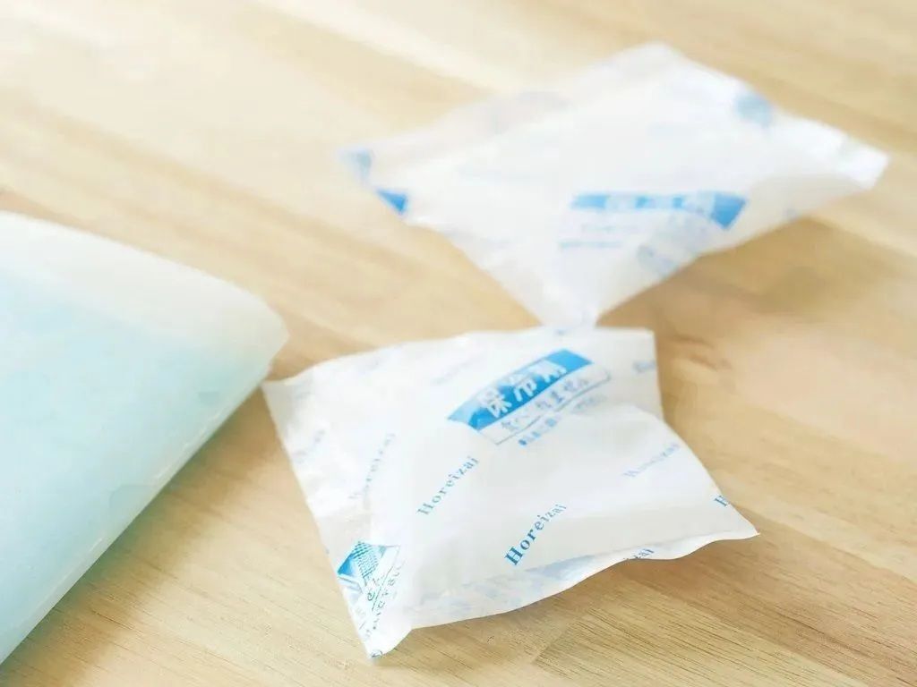 冷凍庫で余りがちな「小さな保冷剤」をスマートに収納する方法。やってみたら…大満足♡