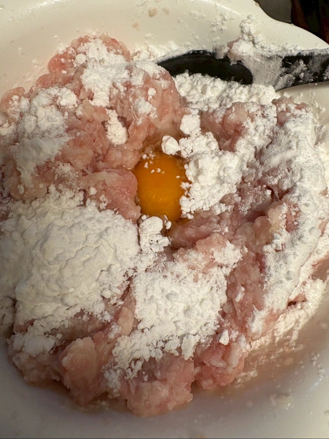 卵1個と片栗粉を入れて全体をふっくら混ぜ合わせます。
