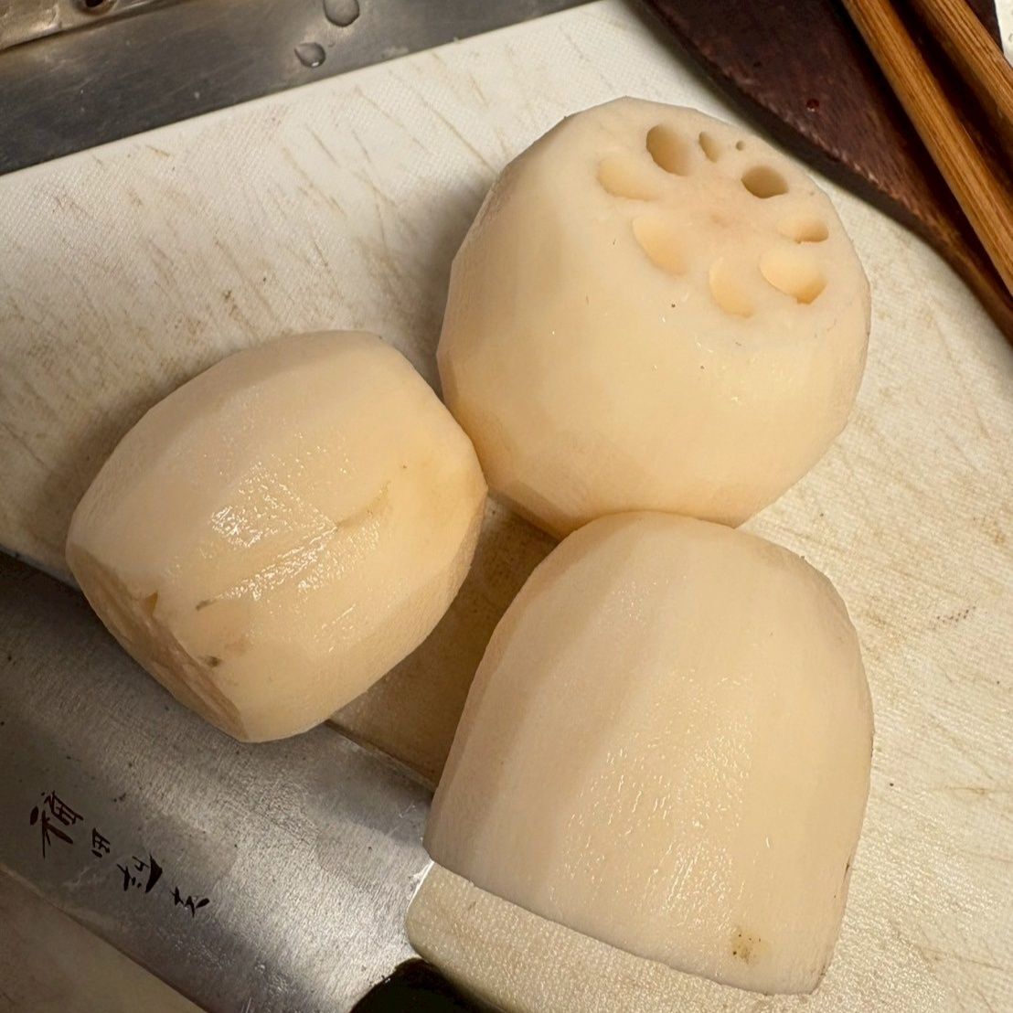 蓮根の皮を剥きます。