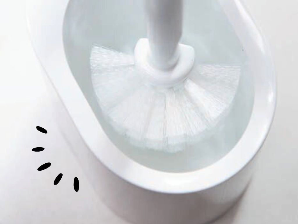 【ニトリ】ケースに水が溜まらない…！？神すぎる〈トイレブラシ〉の秘密とは？