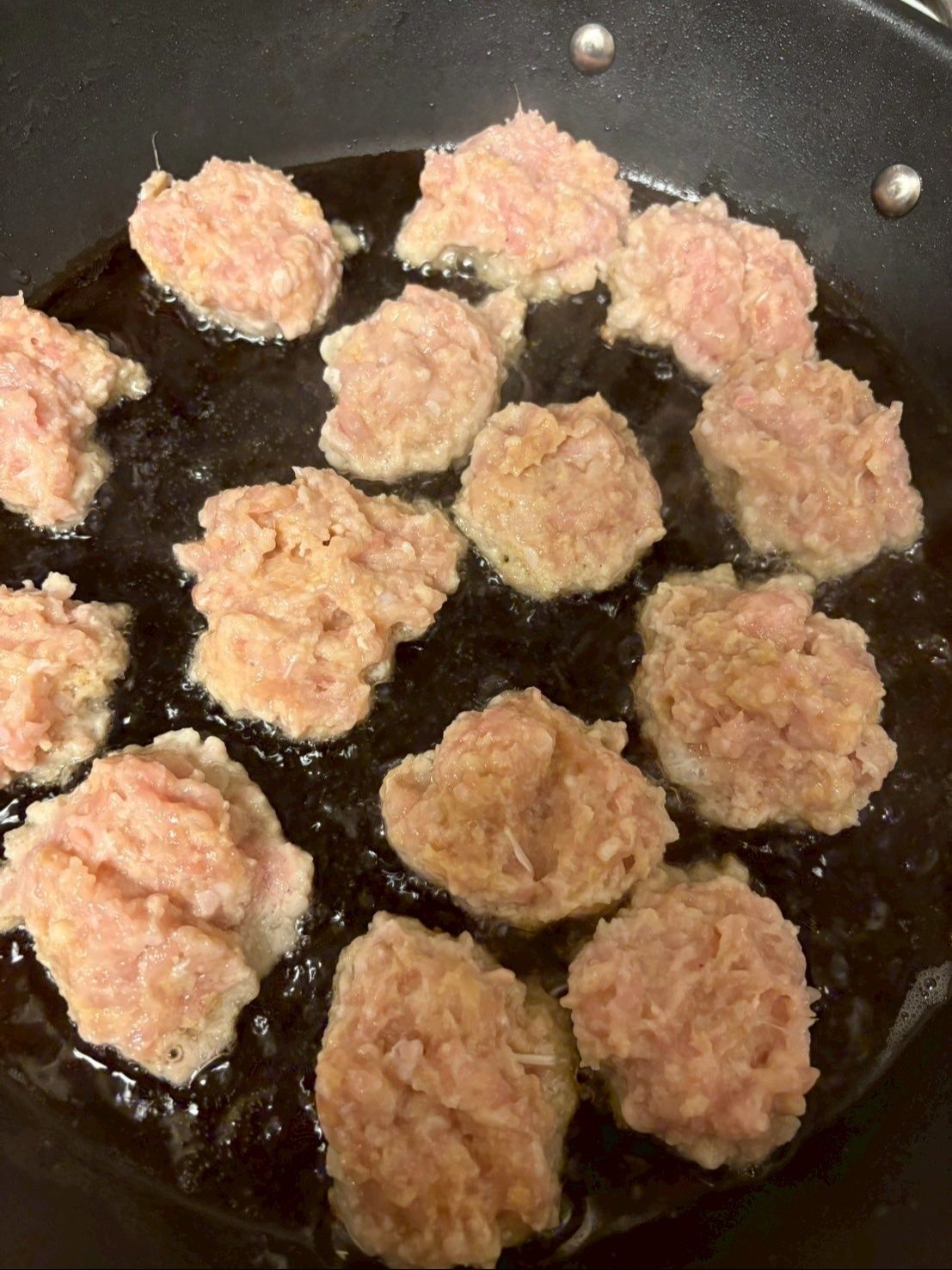 フライパンに油を敷いてスプーンでお好きな大きさに落として焼いてください。