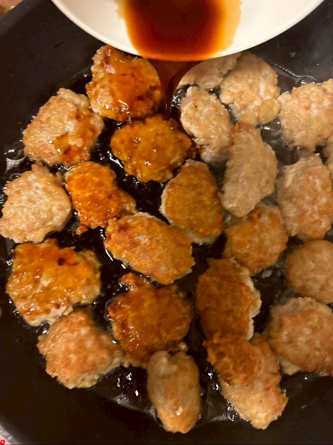 両面焼き色が付いたら混ぜておいたタレを一気にかけて煮詰めます。