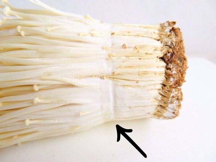 えのきは"線"で切っちゃダメーー!知らないと損する【きのこの正しい切り方】