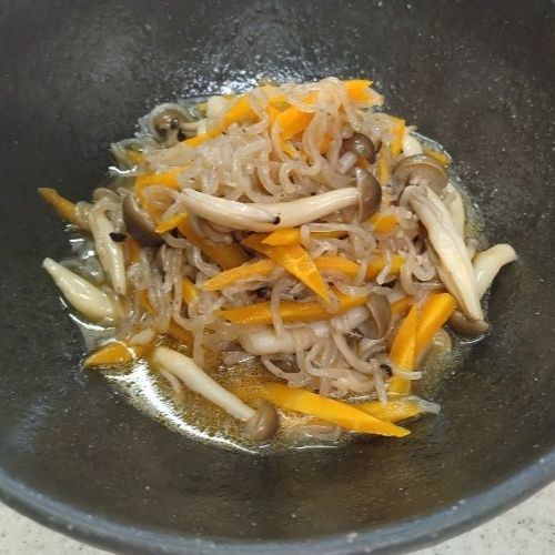 しめじ・人参・糸コンの炒め物