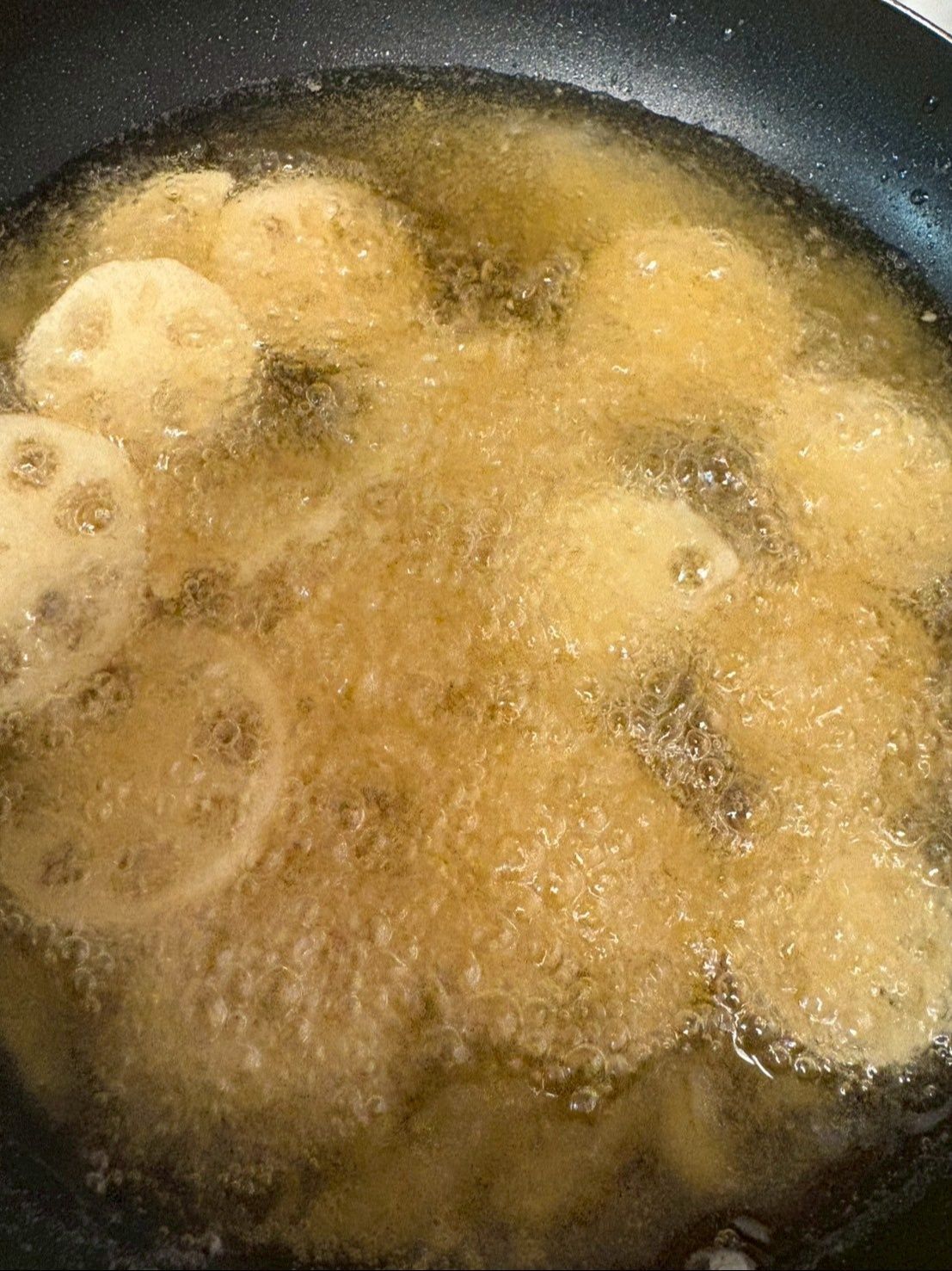 蓮根とごぼうは色が付くくらいカラッと揚げて別皿に取り置きます。