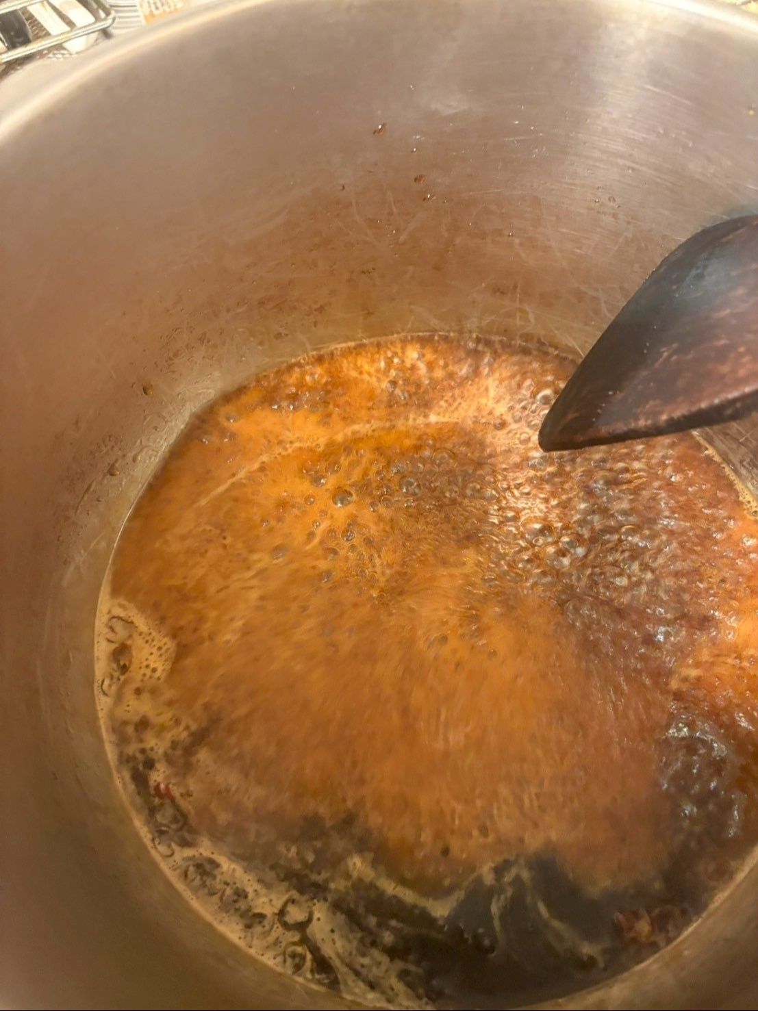 醤油、砂糖、みりんをお好みの甘辛で熱々に煮詰めてください。