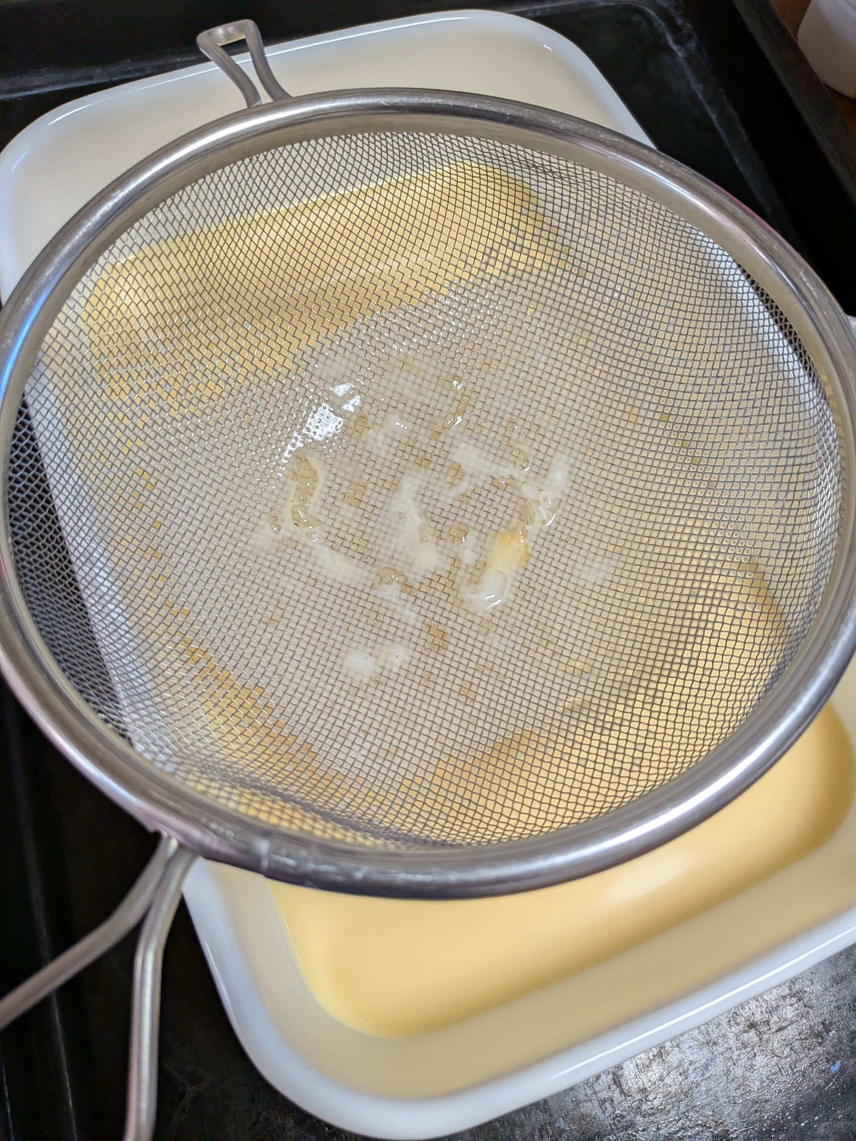 4.全て混ぜ合わせたら、ザルでこしながらホーローバットに流し入れる