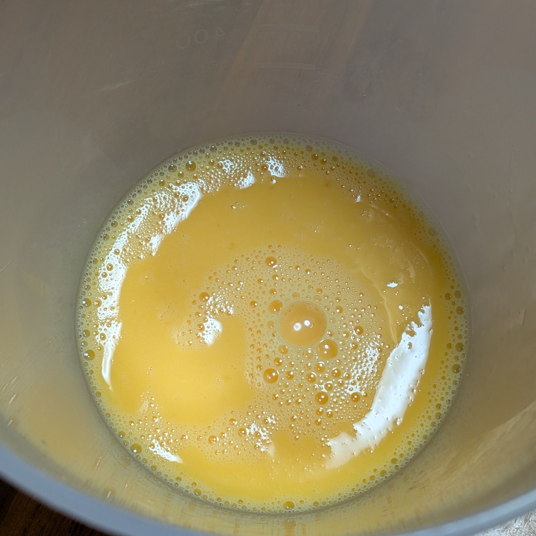 1.卵と卵黄をしっかり混ぜる。　砂糖も入れて混ぜ合わせる