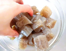 いつもの「こんにゃく」が別物に！？味しみバツグンになる驚きの裏ワザ。独特のニオイもなくなりますよ♪