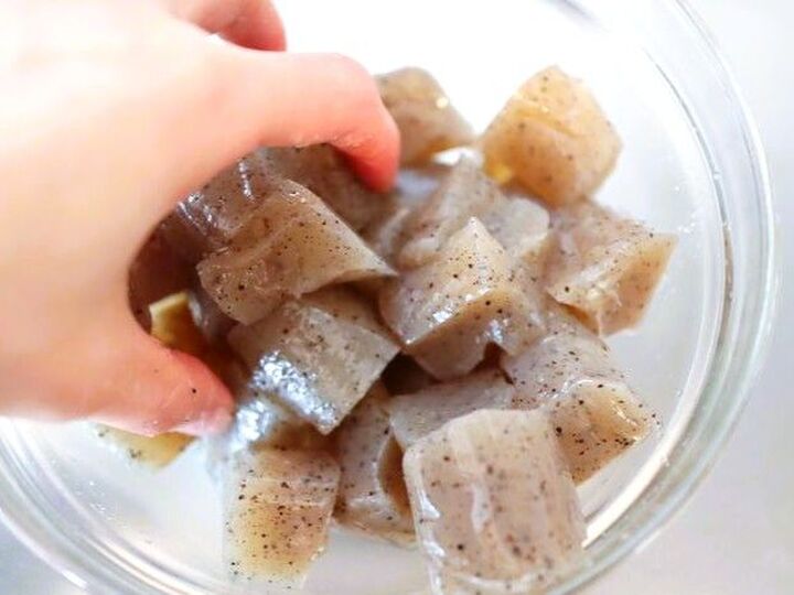 いつもの「こんにゃく」が別物に!?味しみバツグンになる驚きの裏ワザ。独特のニオイもなくなりますよ♪