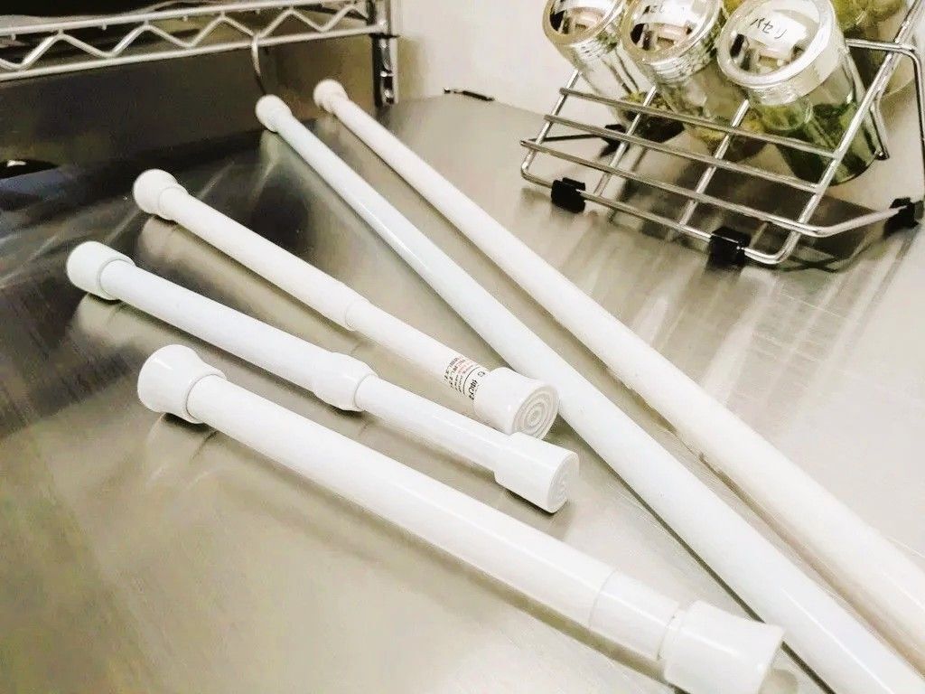冷蔵庫に〈突っ張り棒〉を取りつけたら…？「発想が神」「マネしたい♡」