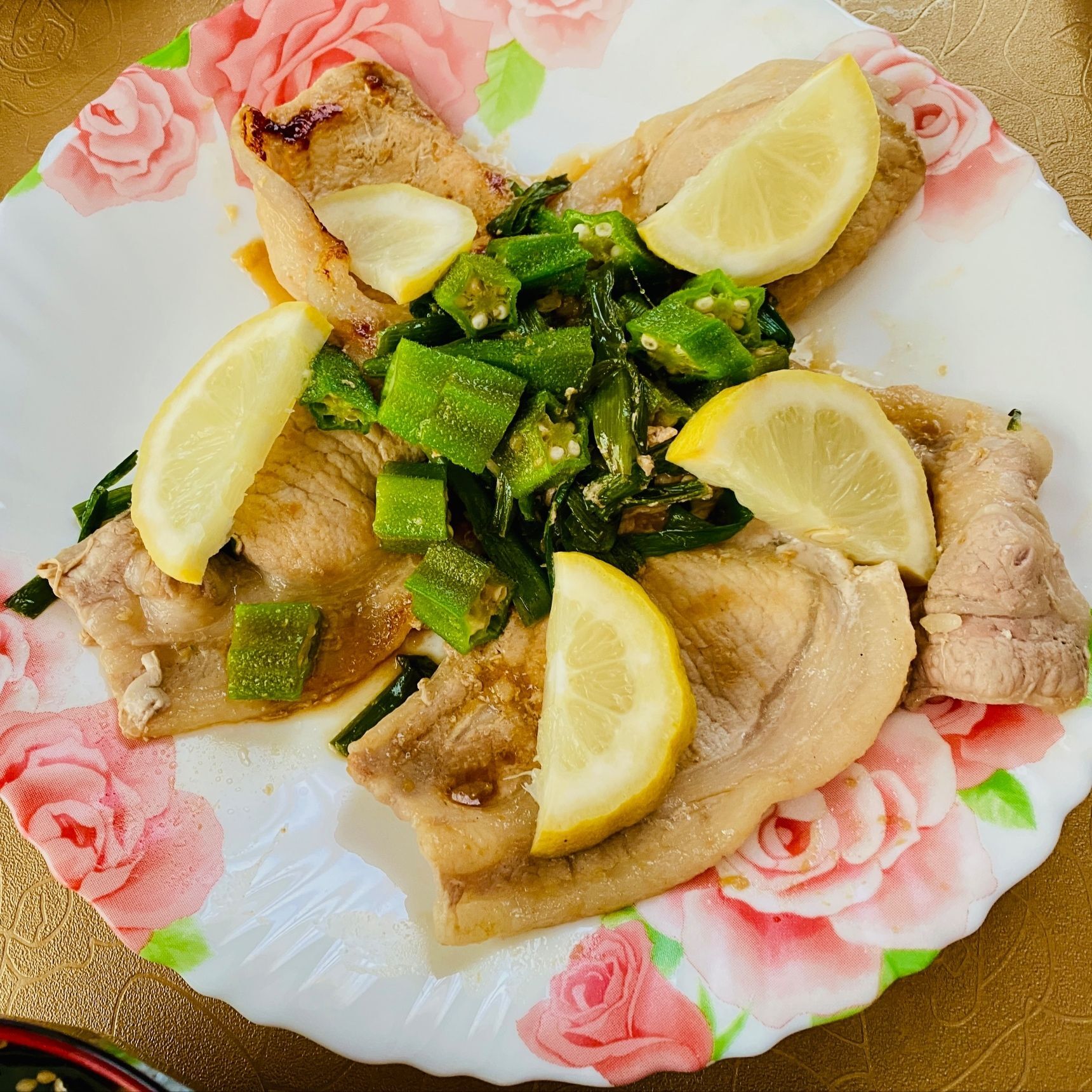 オクラのネバネバソースとよく合う豚肉の生姜焼き