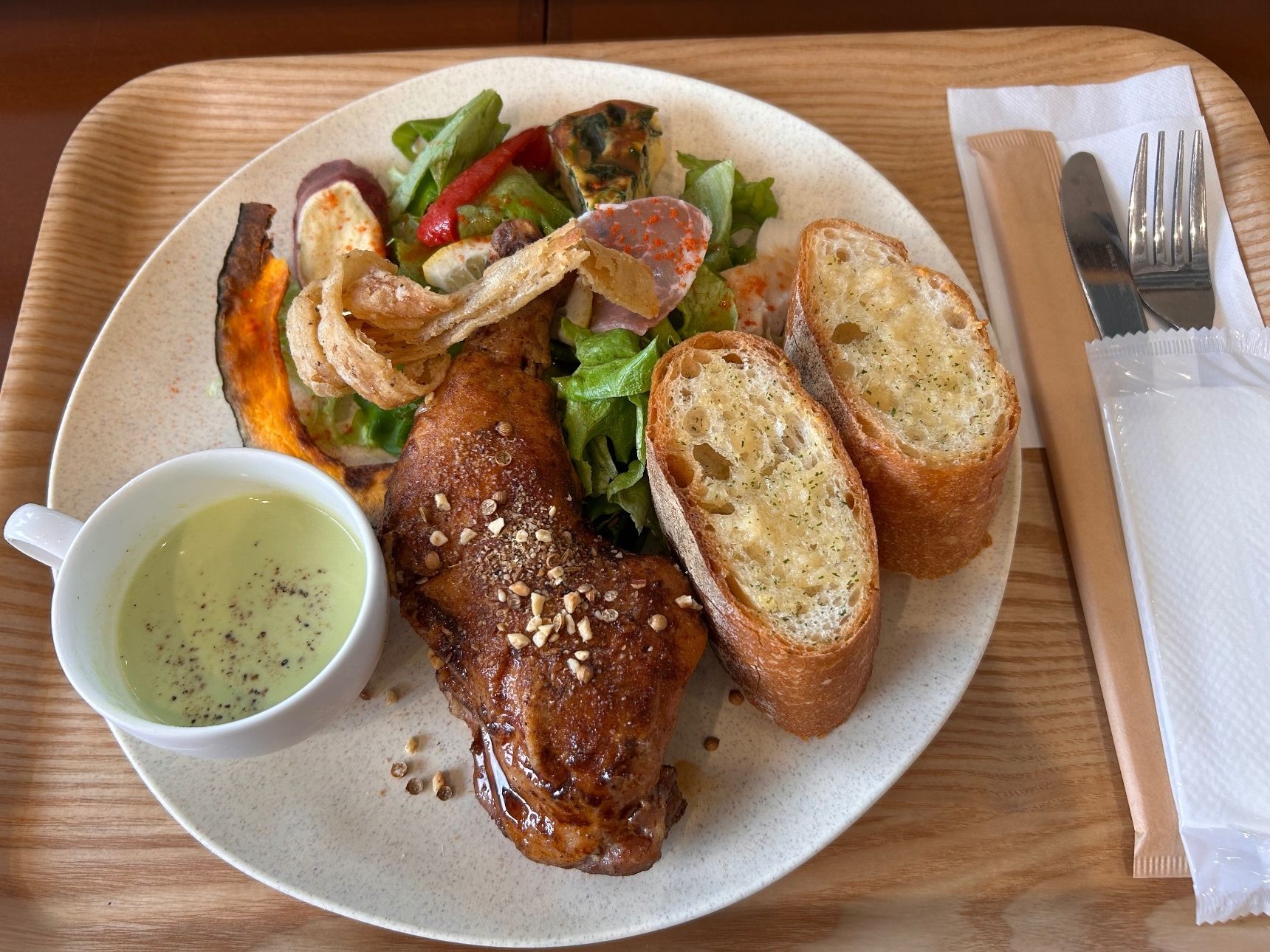 近くのレストランでランチ