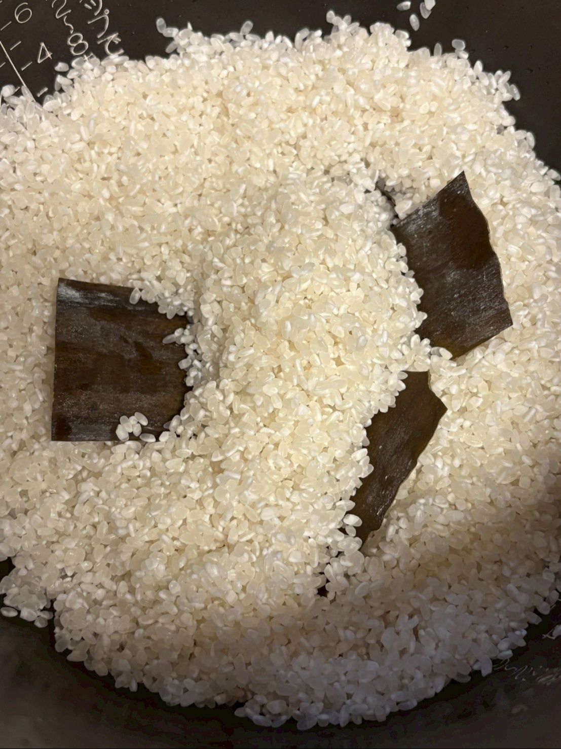 米4合研いだところに板昆布を入れます。