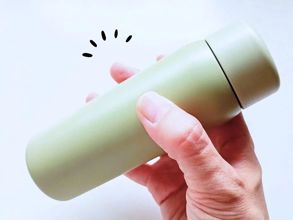 このサイズ感がちょうどイイ！「ミニ水筒」の便利すぎる活用法。1個あると重宝しますよ♡