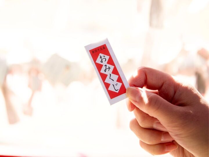 おみくじは「結ぶ」「持ち帰る」どっちが正解?運気を逃さないために知っておきたいこと