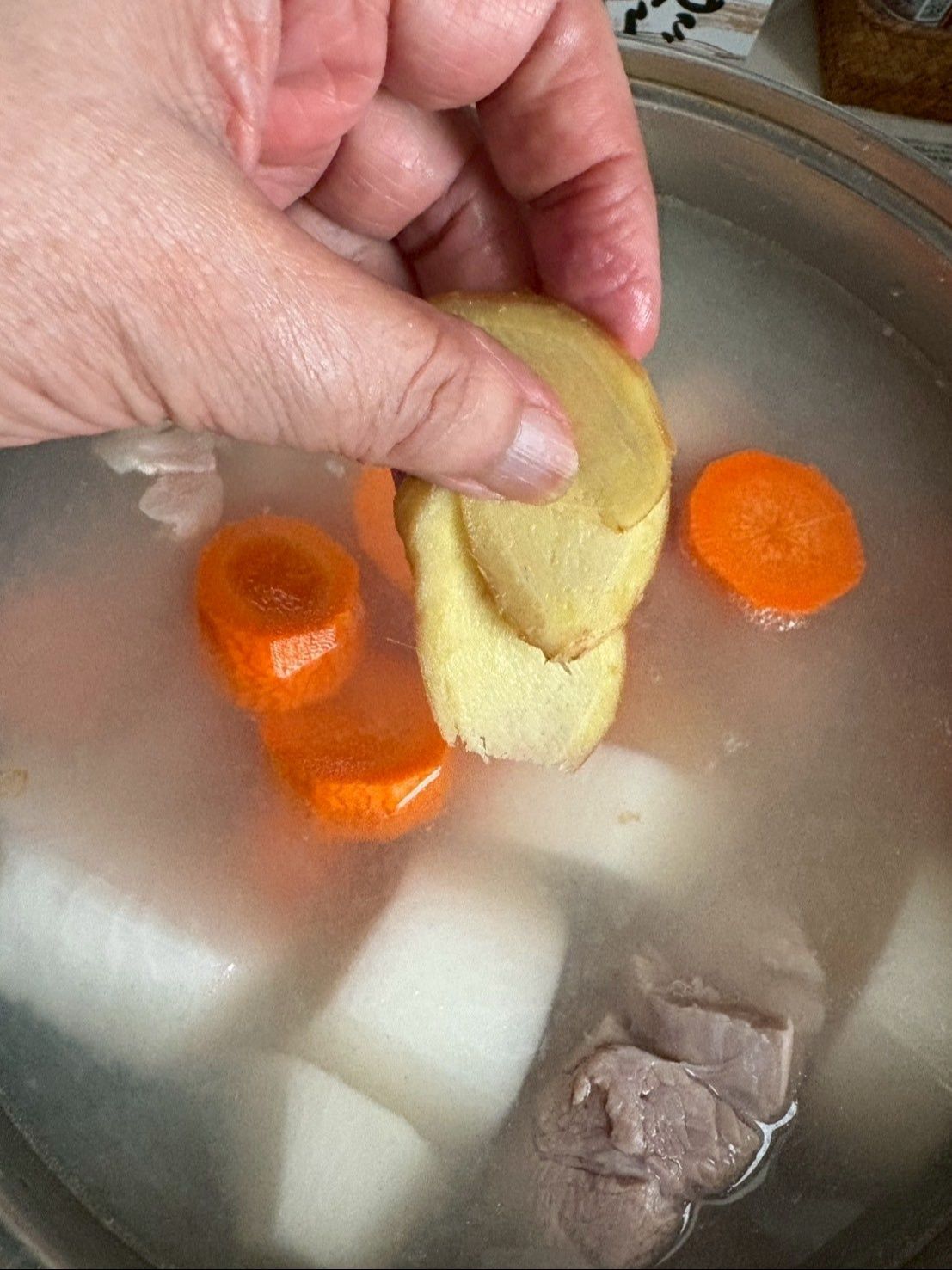 お好みで生姜の薄切りを散らすとお肉の臭みが取れます