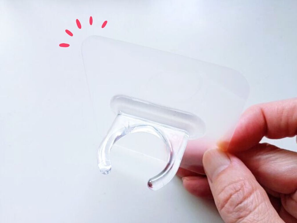 &quot;浮かせる収納&quot;の新定番！【100均】フィルムフックが万能すぎた。家じゅうで活躍中です！