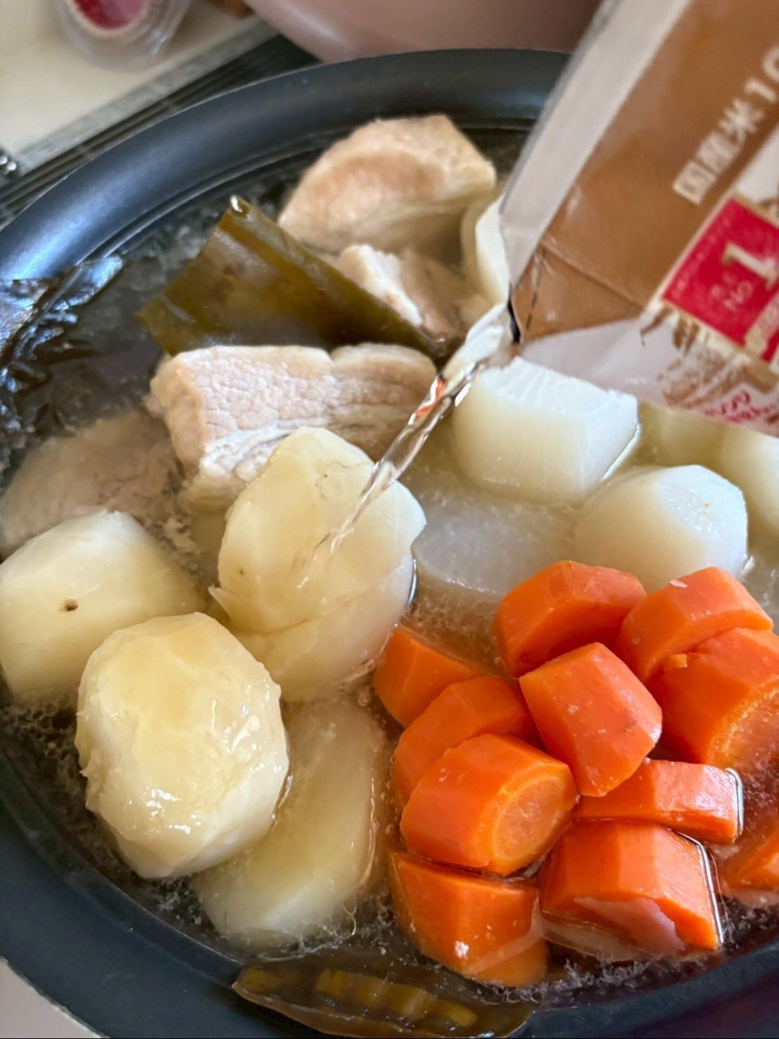 柔らかく煮えたら、土鍋に移して日本酒、醤油、みりんで味を調えます