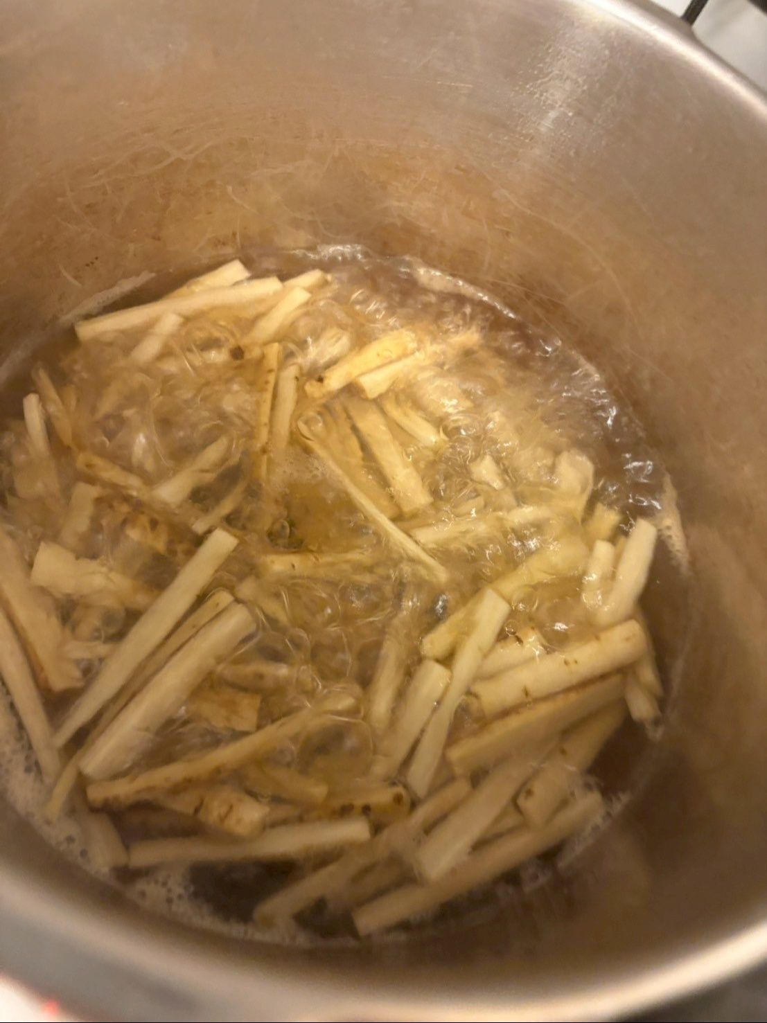 お湯に塩一つまみと酢を加えて、サッと茹でます。