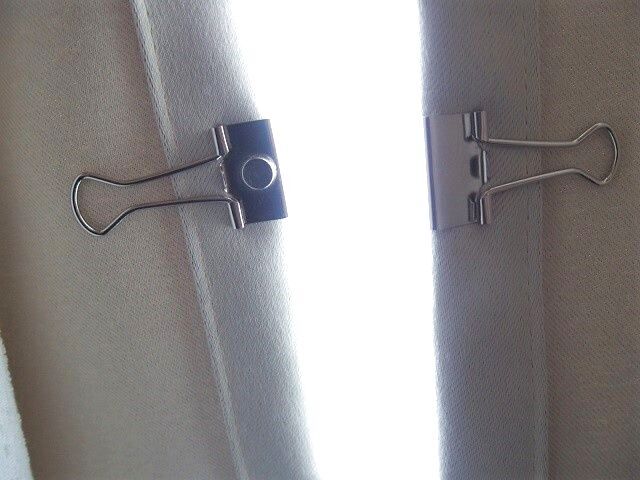 「カーテンすき間防止専用クリップ」を、ダブルクリップと強力磁石で代用！