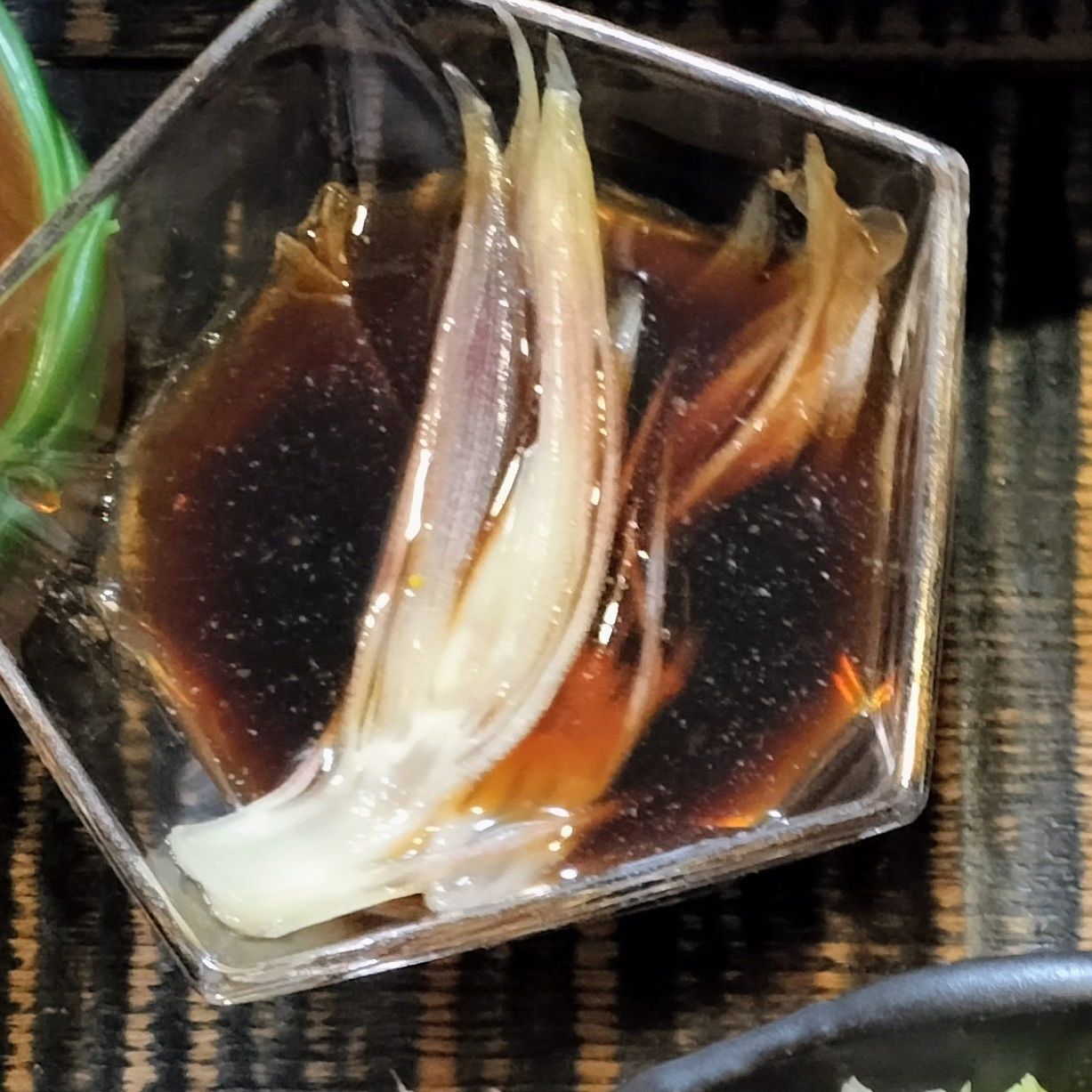 6.手順2の鰹だしの醤油と手順3の甘酢を合わせる→器に注ぎ入れる→甘酢漬けのみょうがを添える