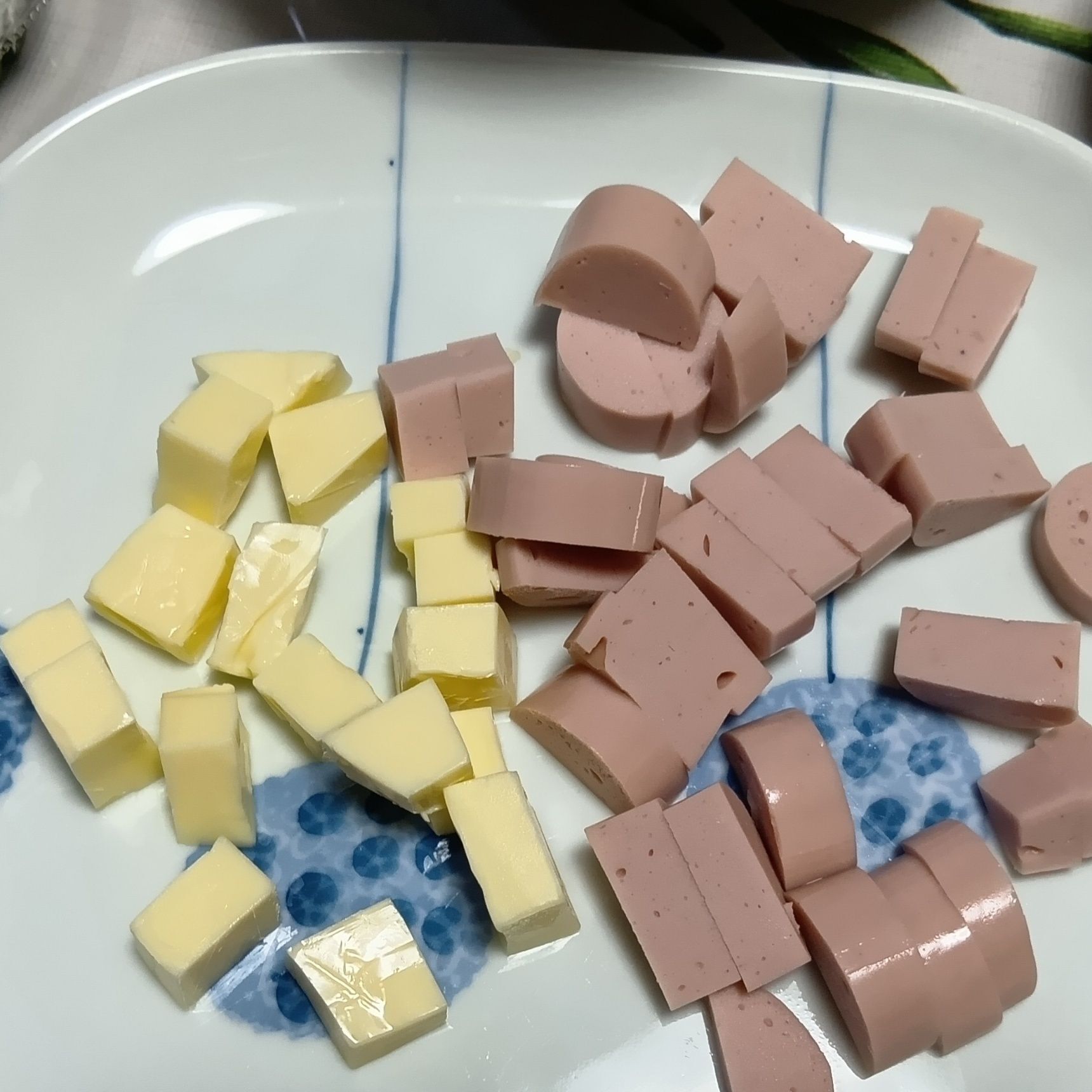 「タコが足りないときは、魚肉ソーセージとチーズが具材になります！穴の中に一緒に入れると、めっちゃ美味しいですよ。