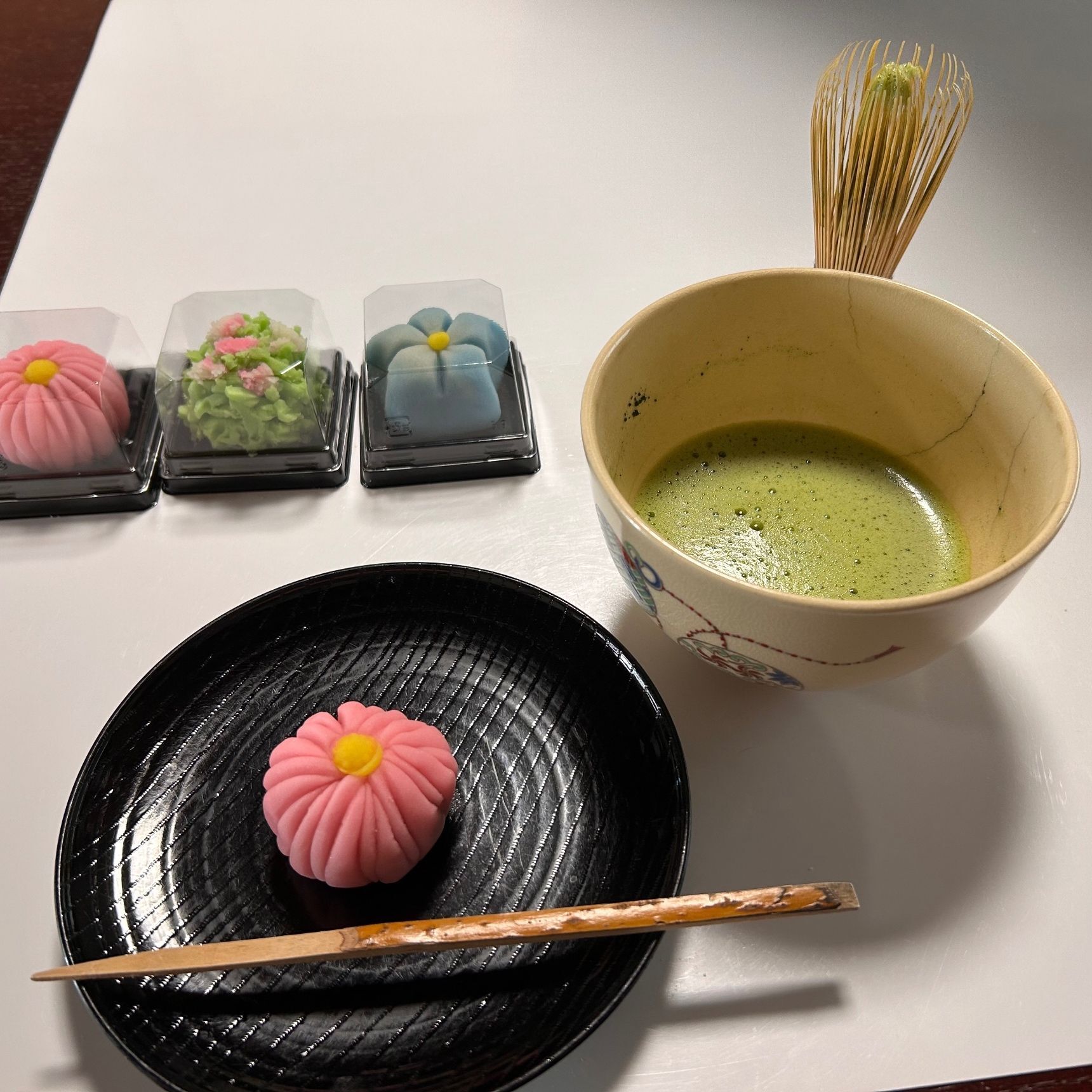 お菓子を自分で点てたお茶でいただく