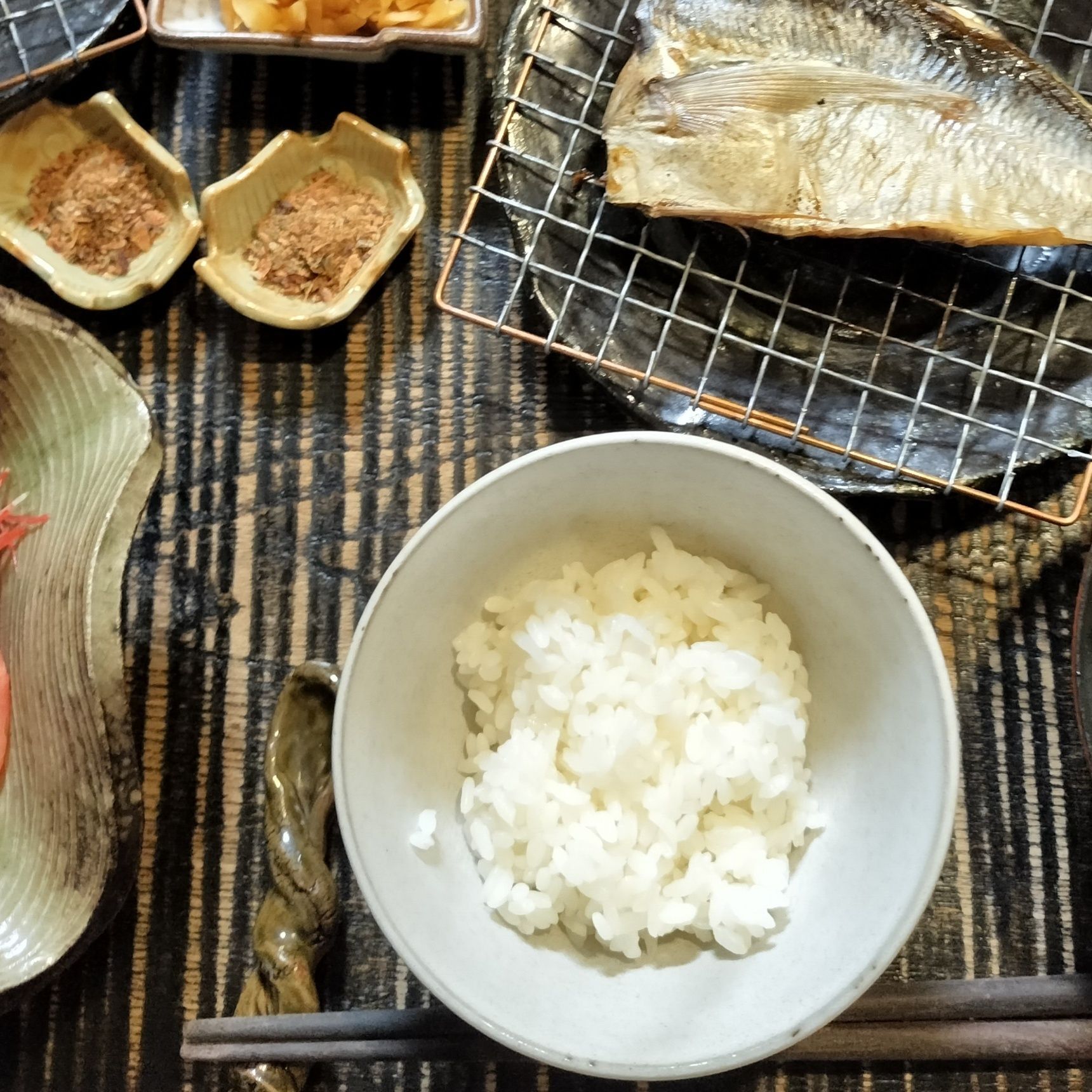 熱々のご飯に、（分量外の）適量の鰹節＆昆布と少量の天然塩をかけて、いただきまーす！