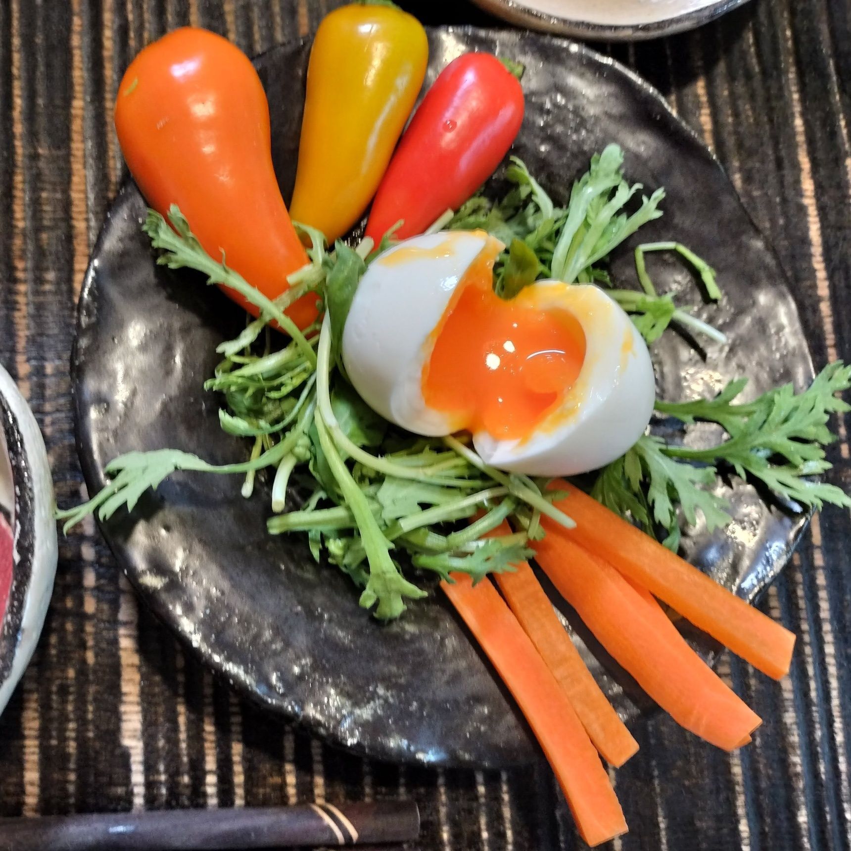 【サラダ（とろーり半熟卵と3種の野菜の野菜ブイヨンドレッシングがけ）】