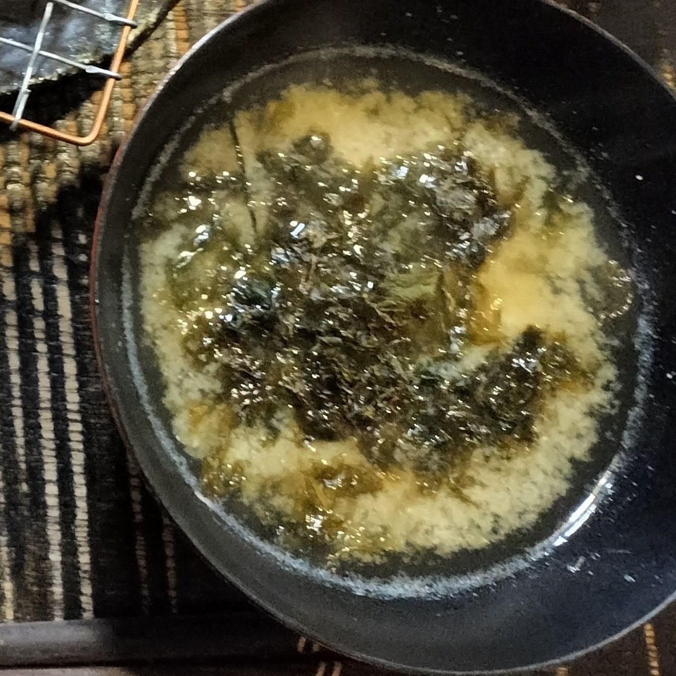 鰹節＆昆布で出汁をとった、熱々のお味噌汁！ だしの風味を活かすため、食べる直前に焼き海苔を入れて、いただきまーす！