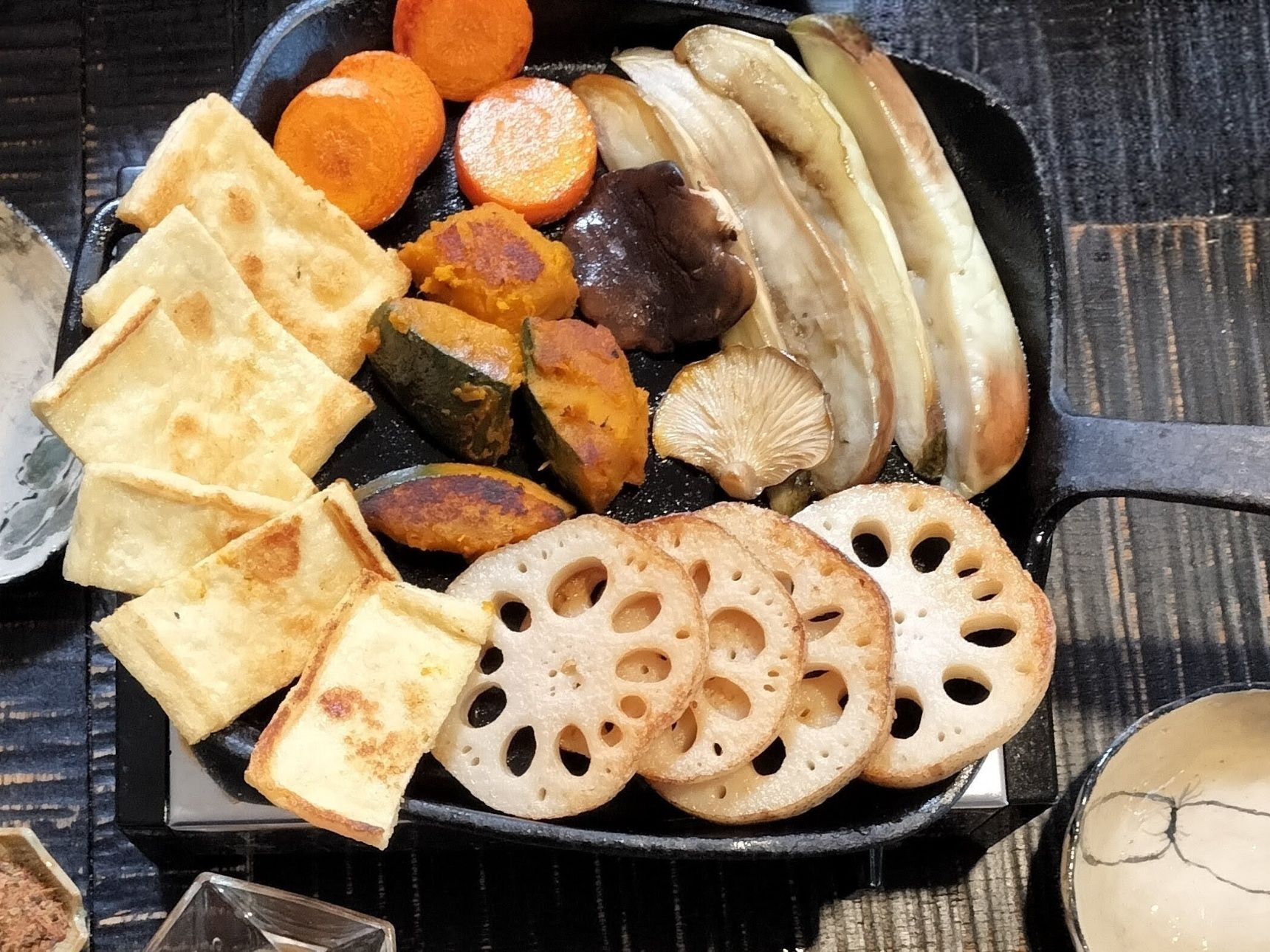 【メイン（甘み・旨味凝縮、じっくり鉄パン焼き）】
