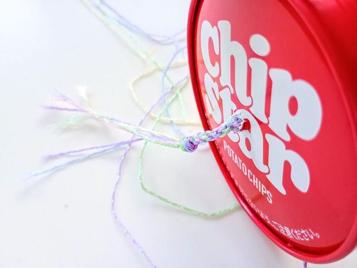 チップスターのフタがまさかの「編み機」に!くるくる回すだけで組みひも完成♡【作ってみた】