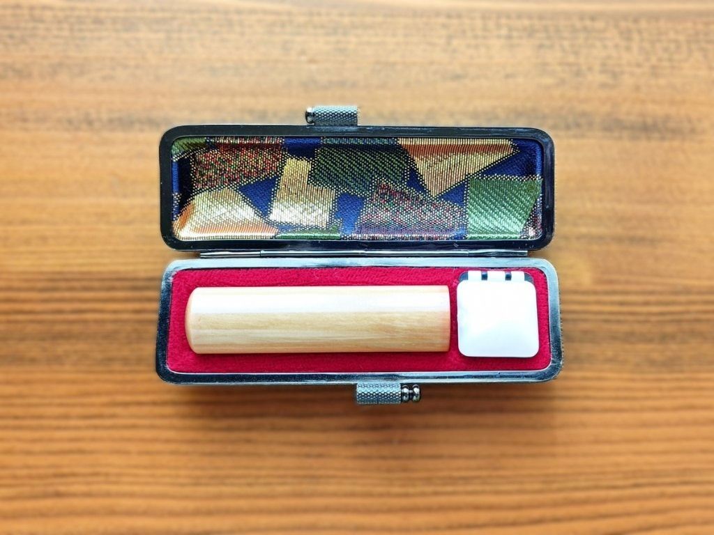 印鑑の目詰まりを「一発」でキレイにする裏ワザ。ティッシュじゃ取り切れない汚れもスッキリ♪