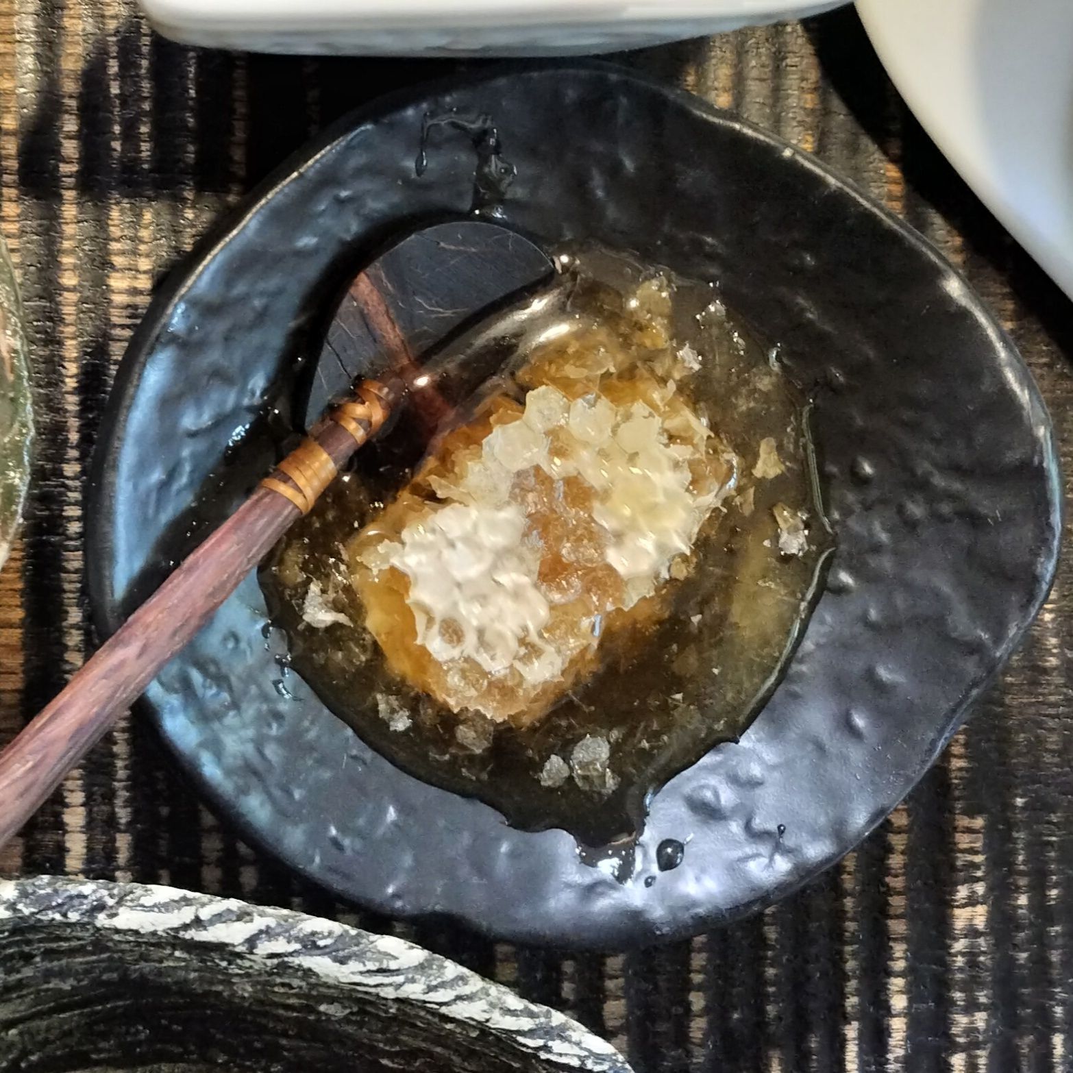 4.コムハニー（巣蜜）を切り分け、器に入れる