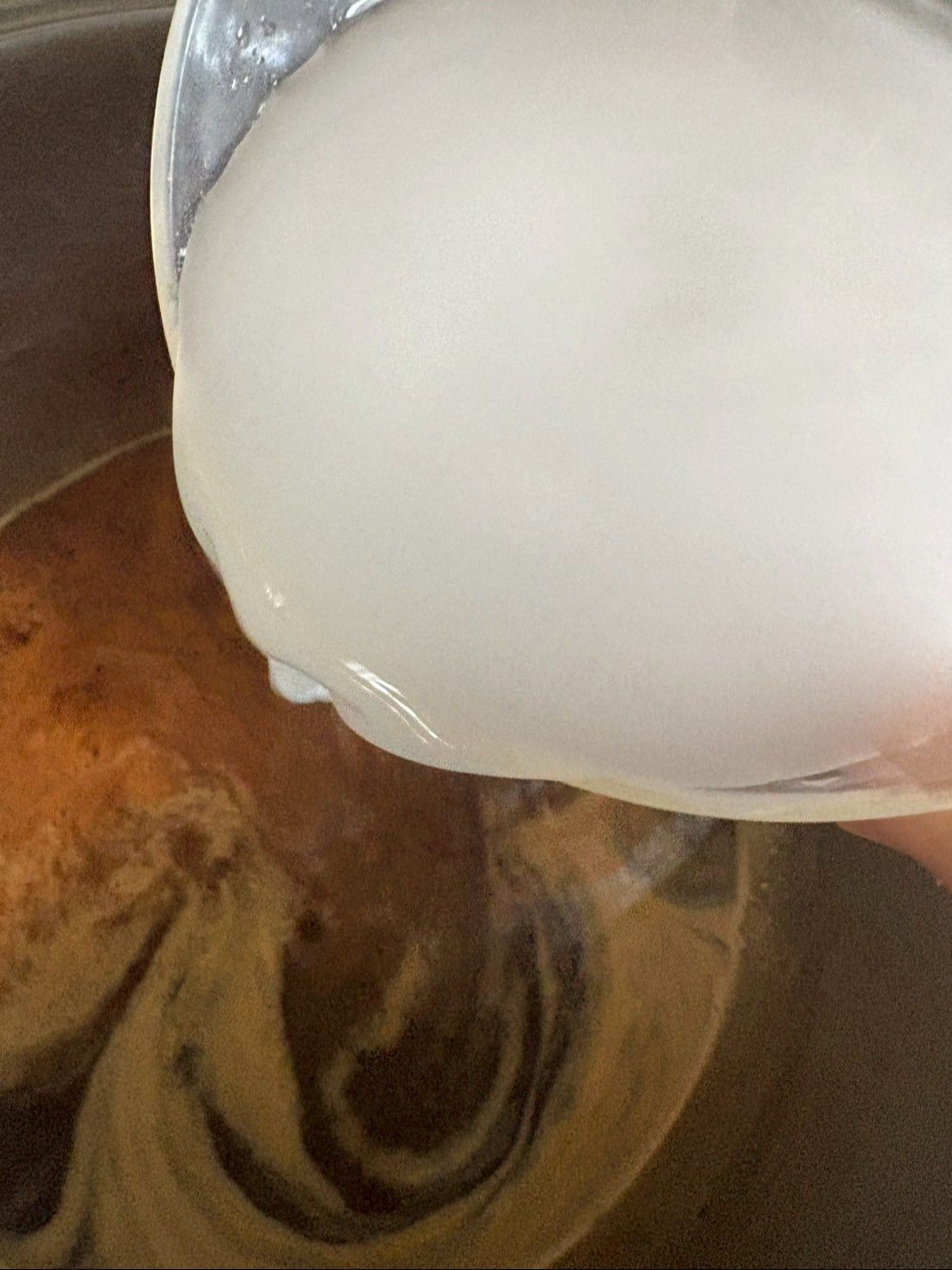 煮立ってきたら水溶き片栗粉を加えて良く混ぜながらとろみを付けます