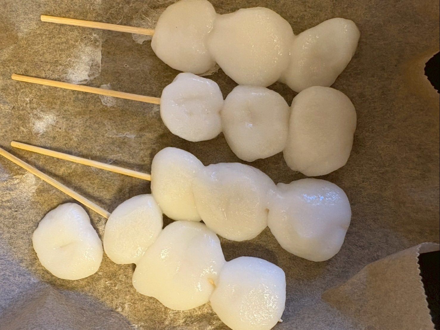 フライパンにクッキングシートを敷いて焼き目が付くまで焼きます