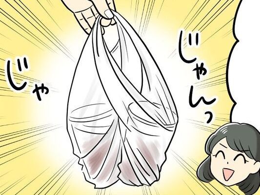 アイスコーヒー2個、片手で持てる！？ → その手があったか！スマートに持ち歩ける裏ワザ発見♡「え？これ天才すぎる」