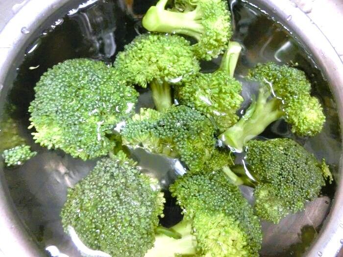 ブロッコリーの汚れを『ごっそり落とす』方法。実は流水だけじゃダメなんです！