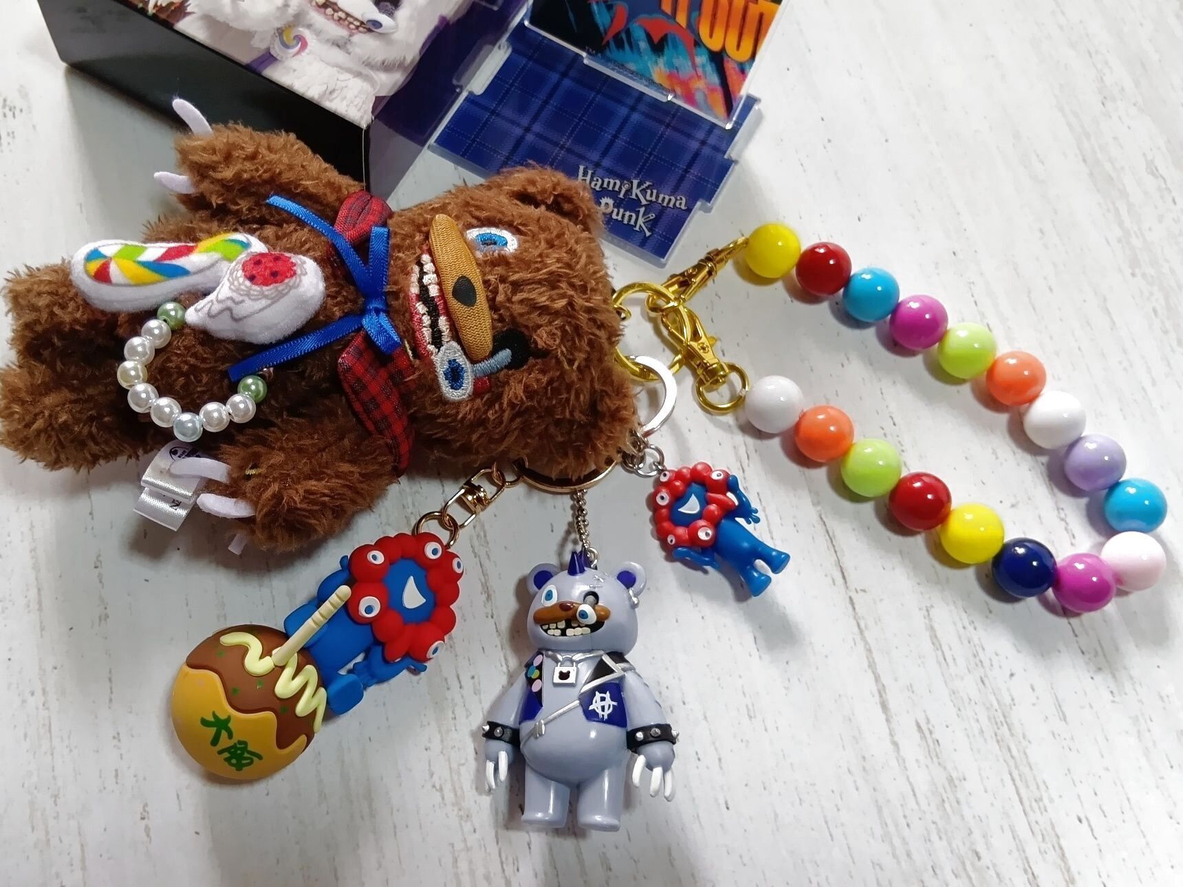 2025年の素敵な記念として、オリジナルの組み合わせでカバンに取り付けるグッズにしてみました。