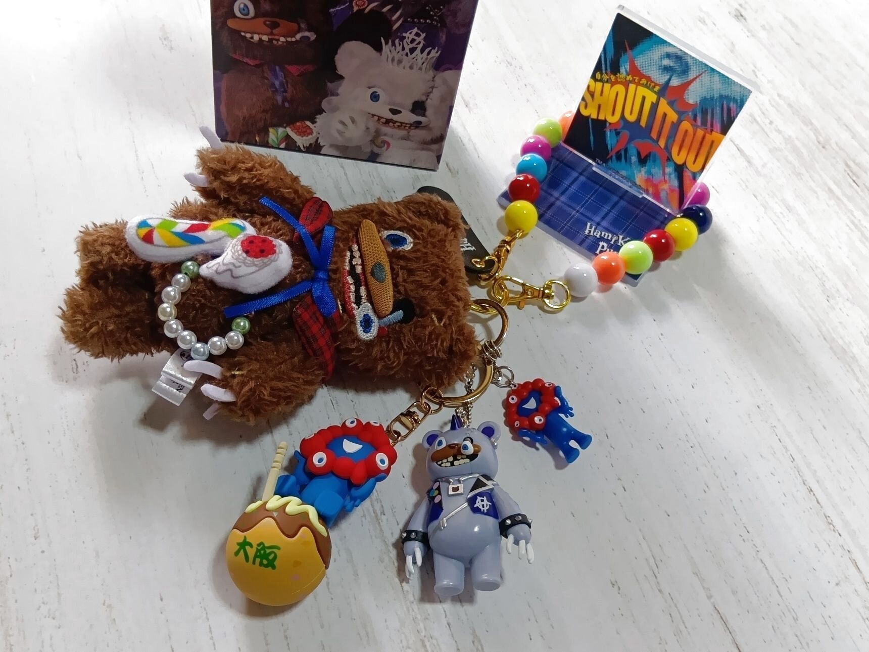 さらに、関西万博の公式キャラクターで絶大な人気を誇る ミャクミャク も一緒につけてみました！ ハミクマパンクとミャクミャクの 夢のコラボキーホルダー が完成して、見ているだけでテンションが上がります！