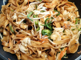 極太平打ち麺！コク旨！香ばしいにんにく海鮮ソース焼きそば！もちもち麺！