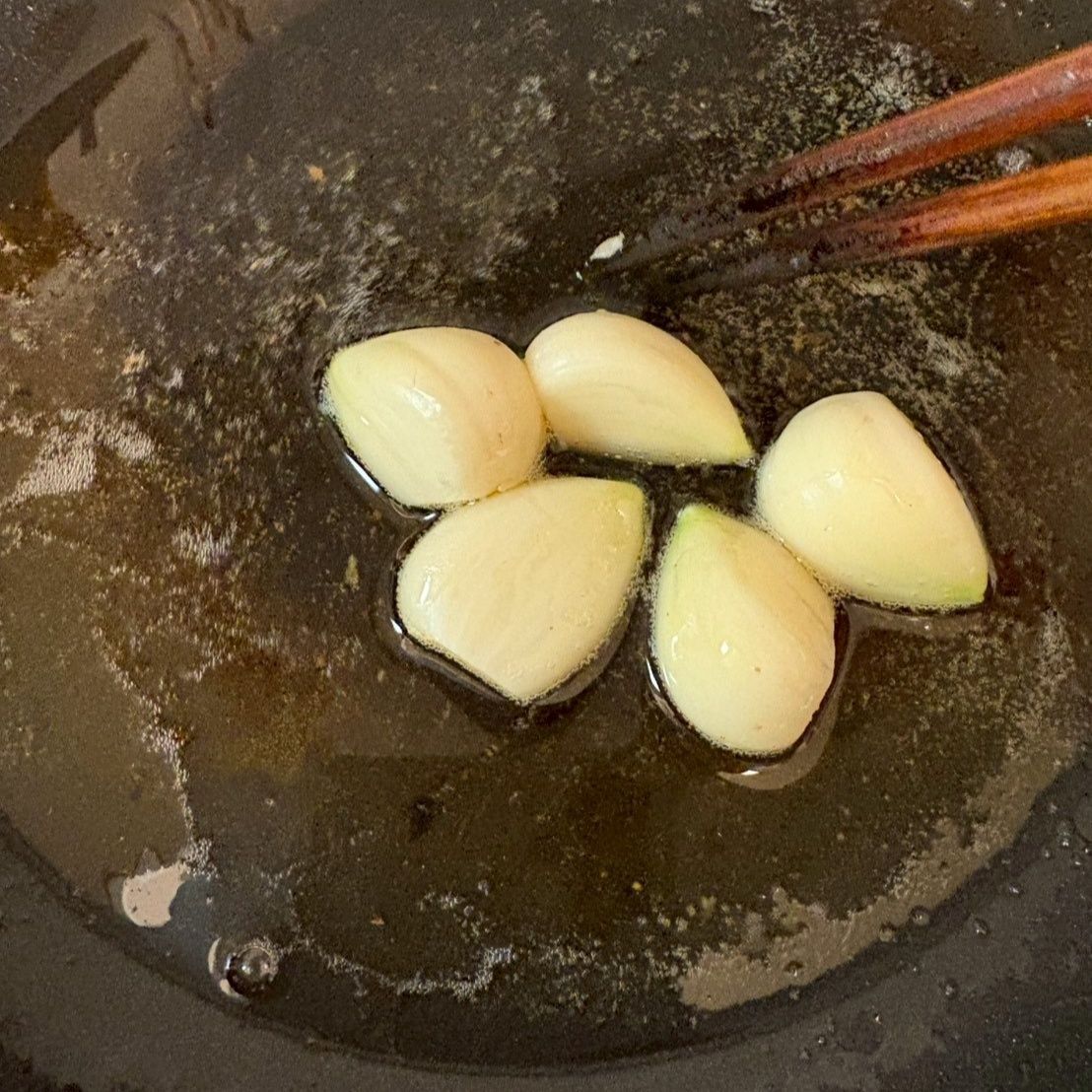 にんにくはコロコロ転がしながら多めの油で焼きました。