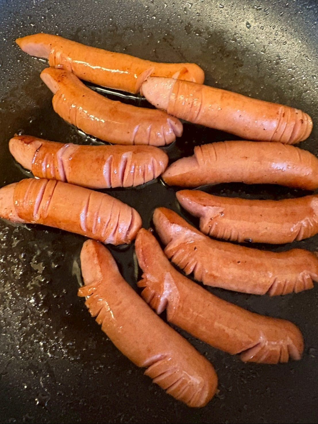 フライパンで焼いてみたらすでに指にしか見えない。