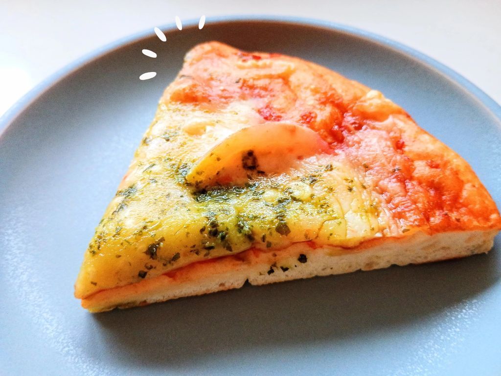 冷めたピザはレンジで温めないで！焼きたての味を復活させる3分裏ワザ。トースターは使いません