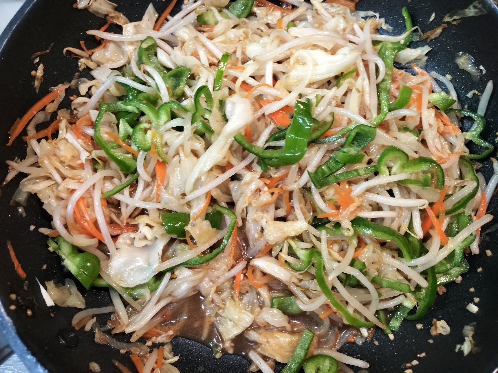 2.鉄フライパンを熱し、ごま油を入れる→少量の塩・胡椒で野菜をサッと炒める（人参→キャベツ→もやし→ピーマンの順）→材料●を加えて、炒める