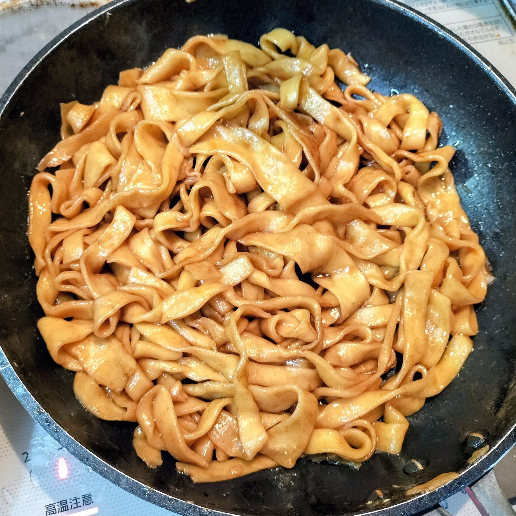 3.手順1の中華麺をザルにあけ、流水で洗う→しっかり水気をきる→（別の）鉄フライパンを熱し、多めにごま油を入れる→中華麺を炒める→焼きそばソースを加えて、香ばしく炒める