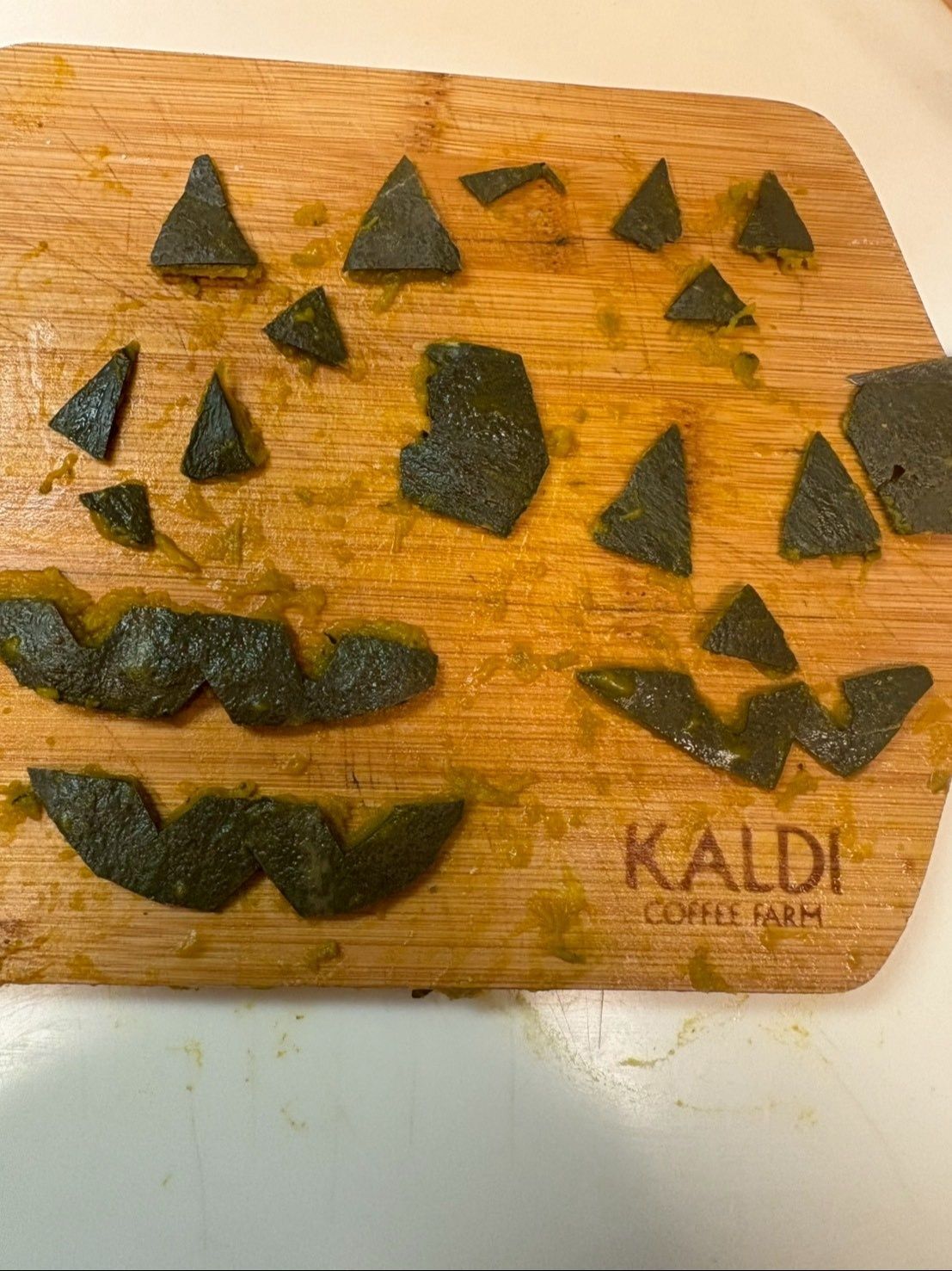 かぼちゃの皮で顔のパーツを作りました。