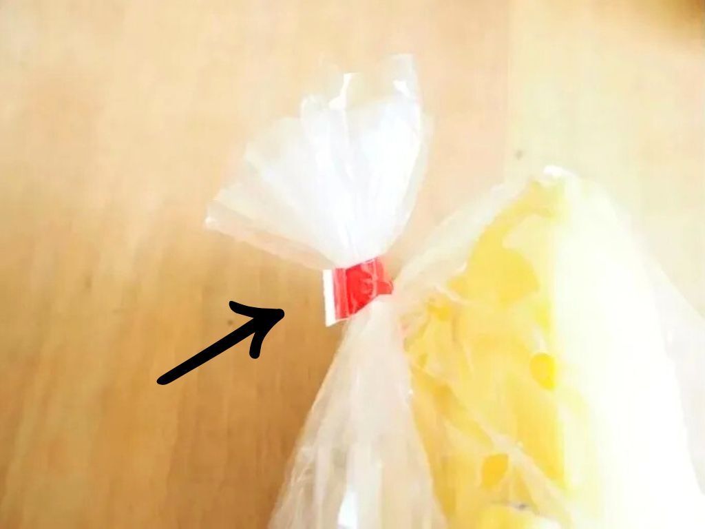 ギーっと引っ張っても取れない「野菜シール」を一発で開ける方法。ハサミもカッターも使いません♪